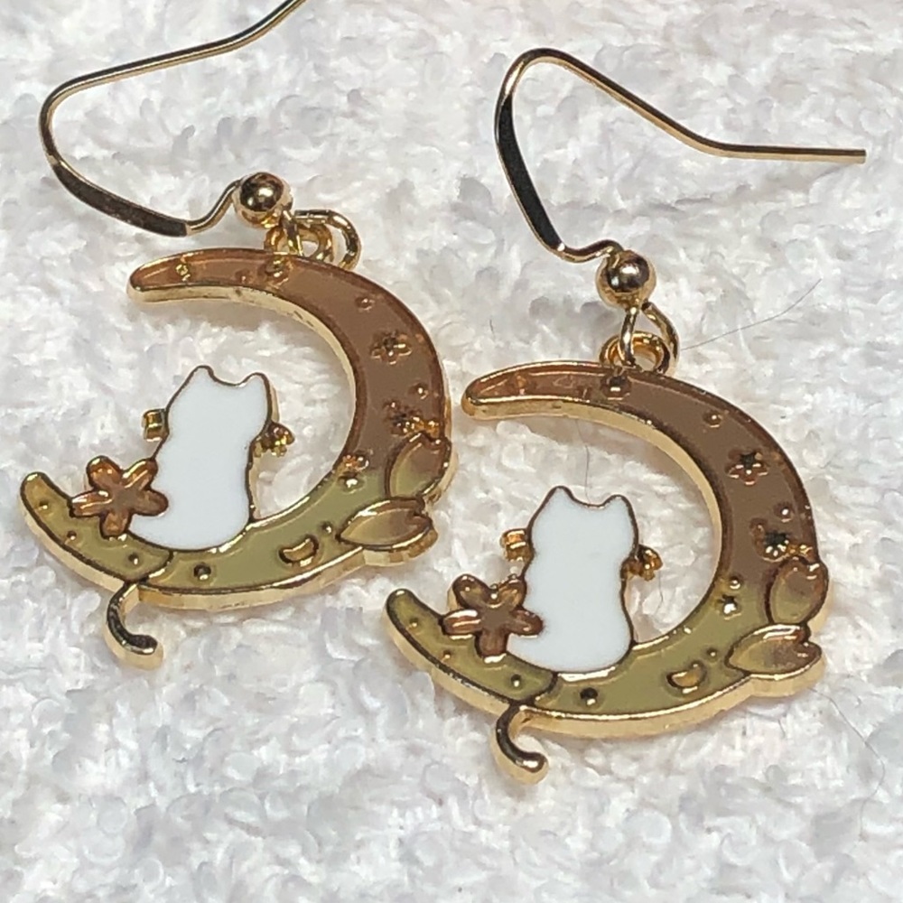 2/20🐈‍⬛Betsey Johnson style crescent moon and cat charm earrings